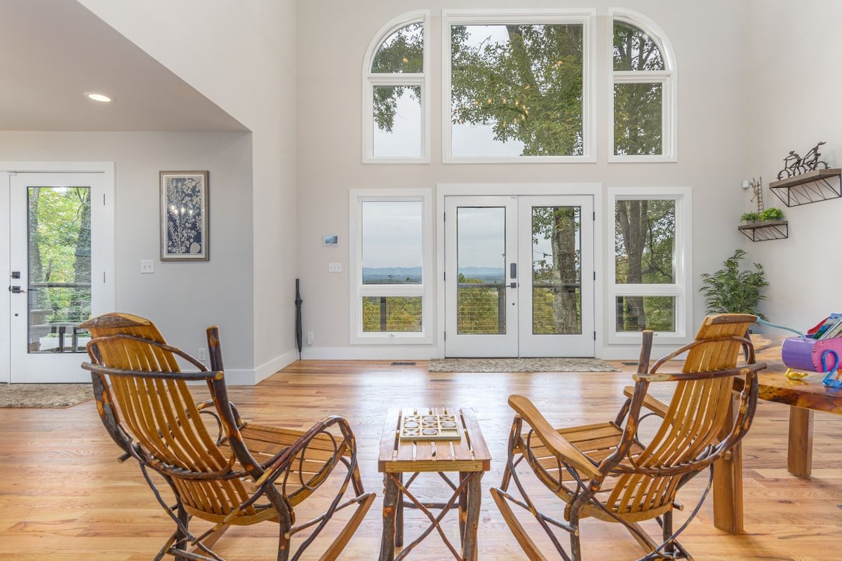 Panoramic Mountain View, Hot Tub,Close to Downtown gallery image 3