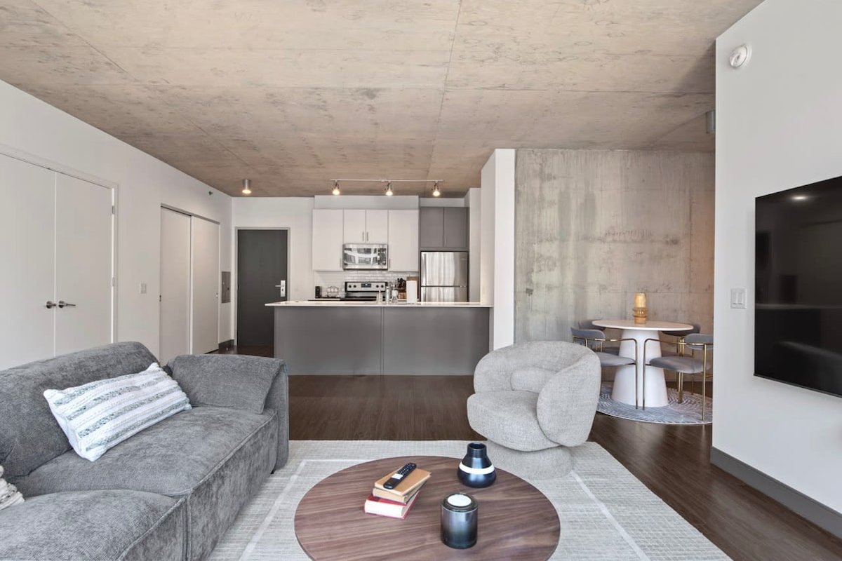 Modern 2BR in The Loop + Panoramic City Views gallery image 2