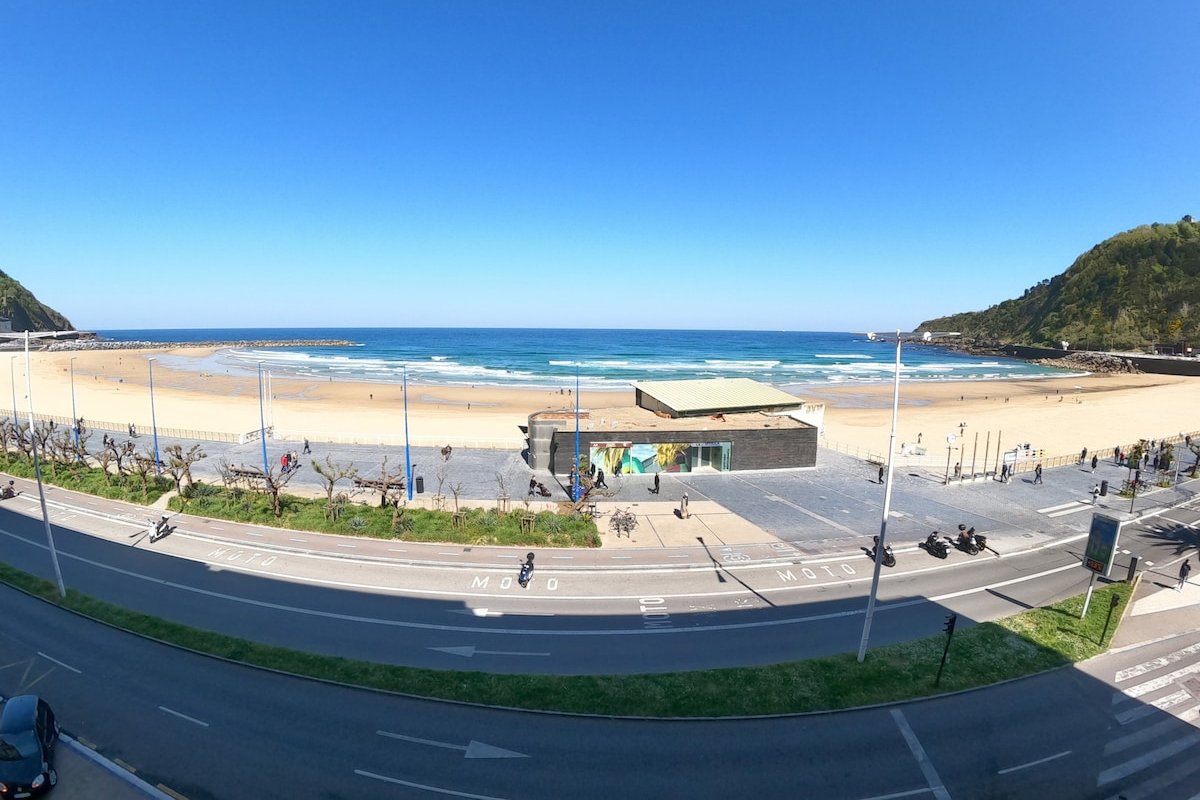 Colon Zurriola, in front of the beach gallery image 4