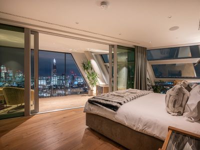 Breath-taking views! Stunning 3 Bedroom Penthouse