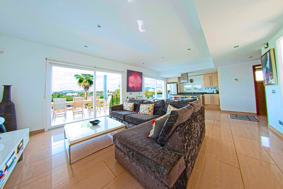 Marina Cala d’Or Five Bedroom Villa gallery image 4