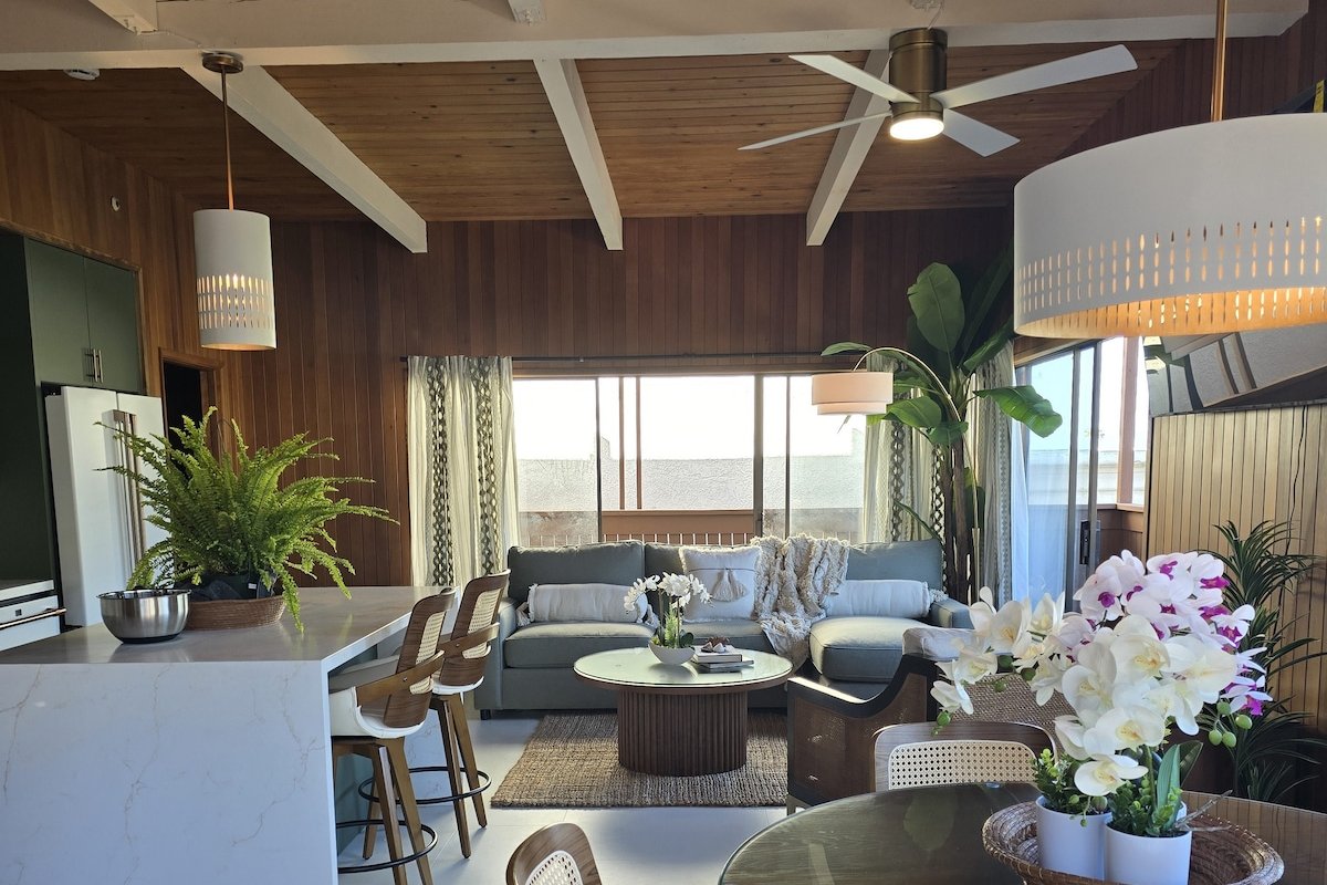 Catalina Island Mid Century Modern Home gallery image 4