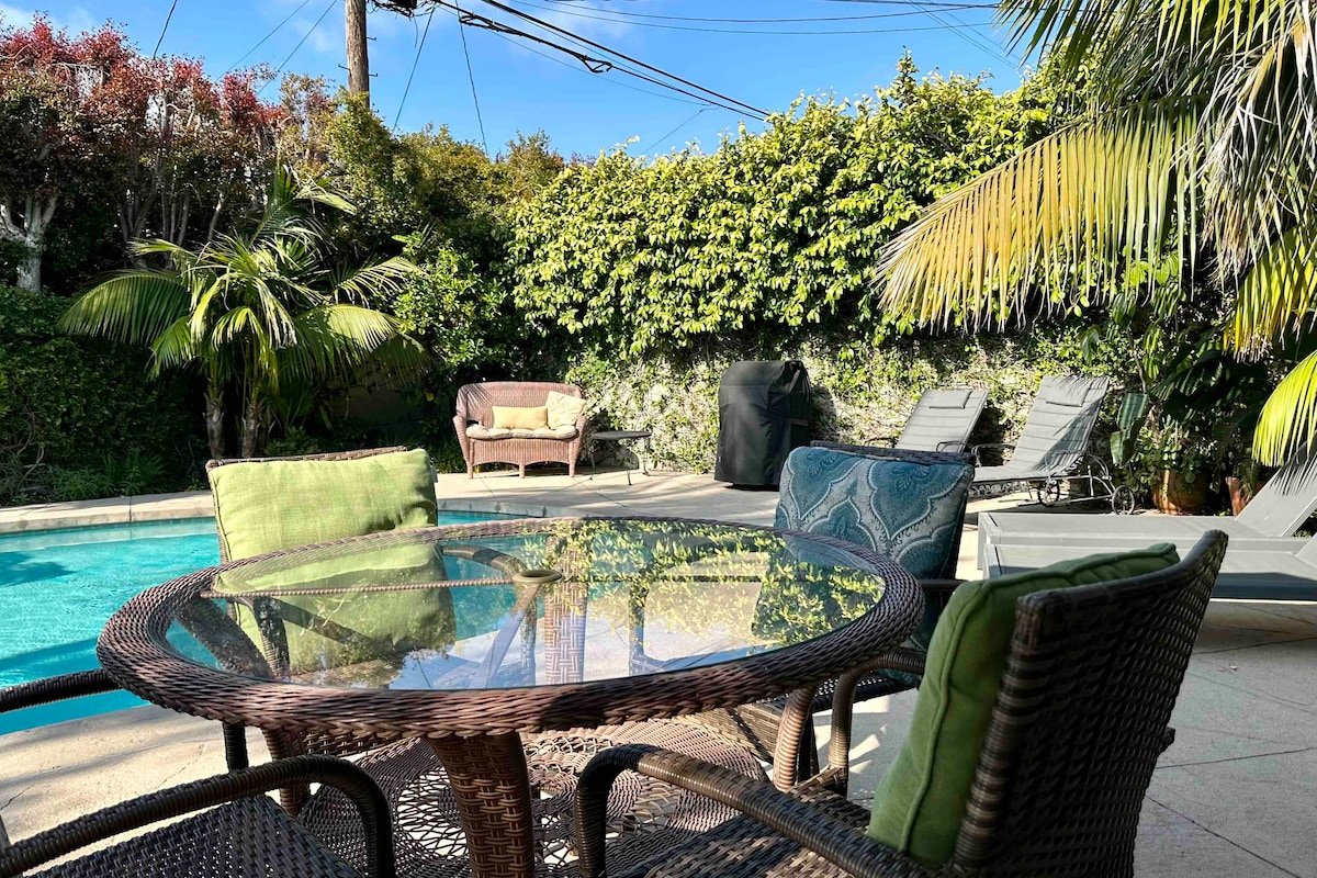 Sunny House minutes from the beach! gallery image 5