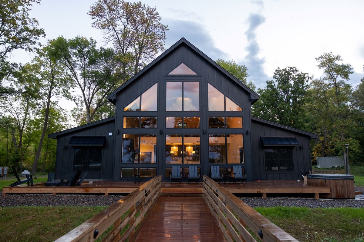 NEW 6 Bed Cabin | Sauna, Hot Tub, 40 Acres & Beach