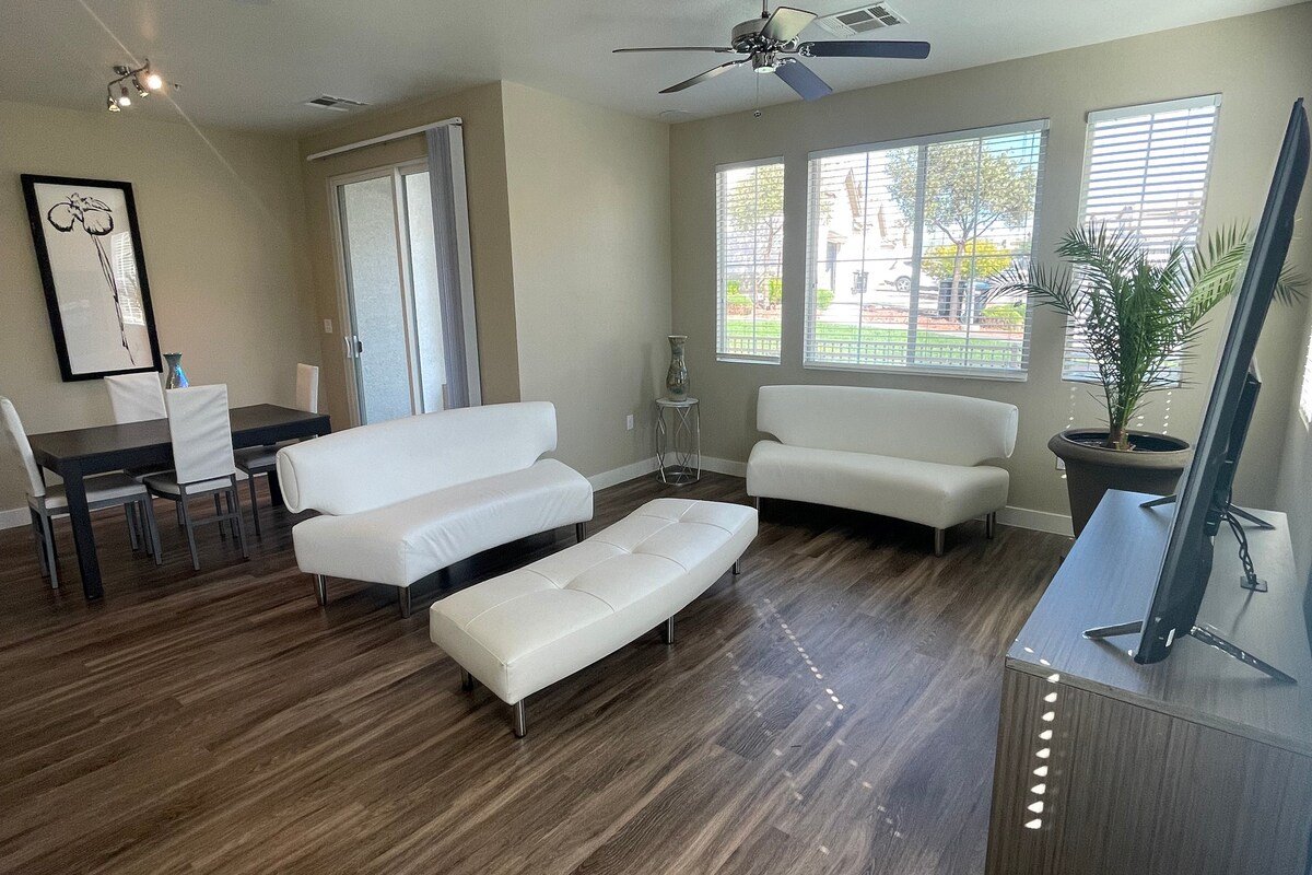 Luxurious 2Bd/2.5 Bath Close to Strip & Airport! gallery image 5