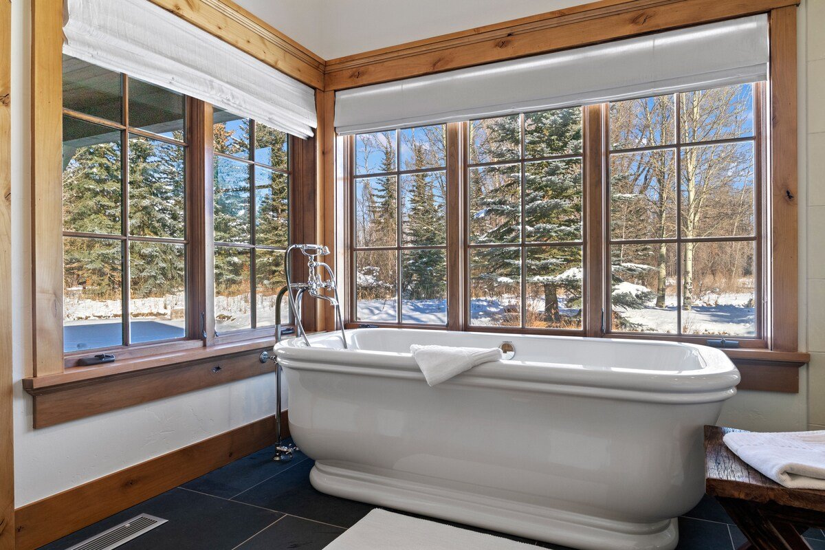 RMR: Grand View Retreat Home in Wilson gallery image 2