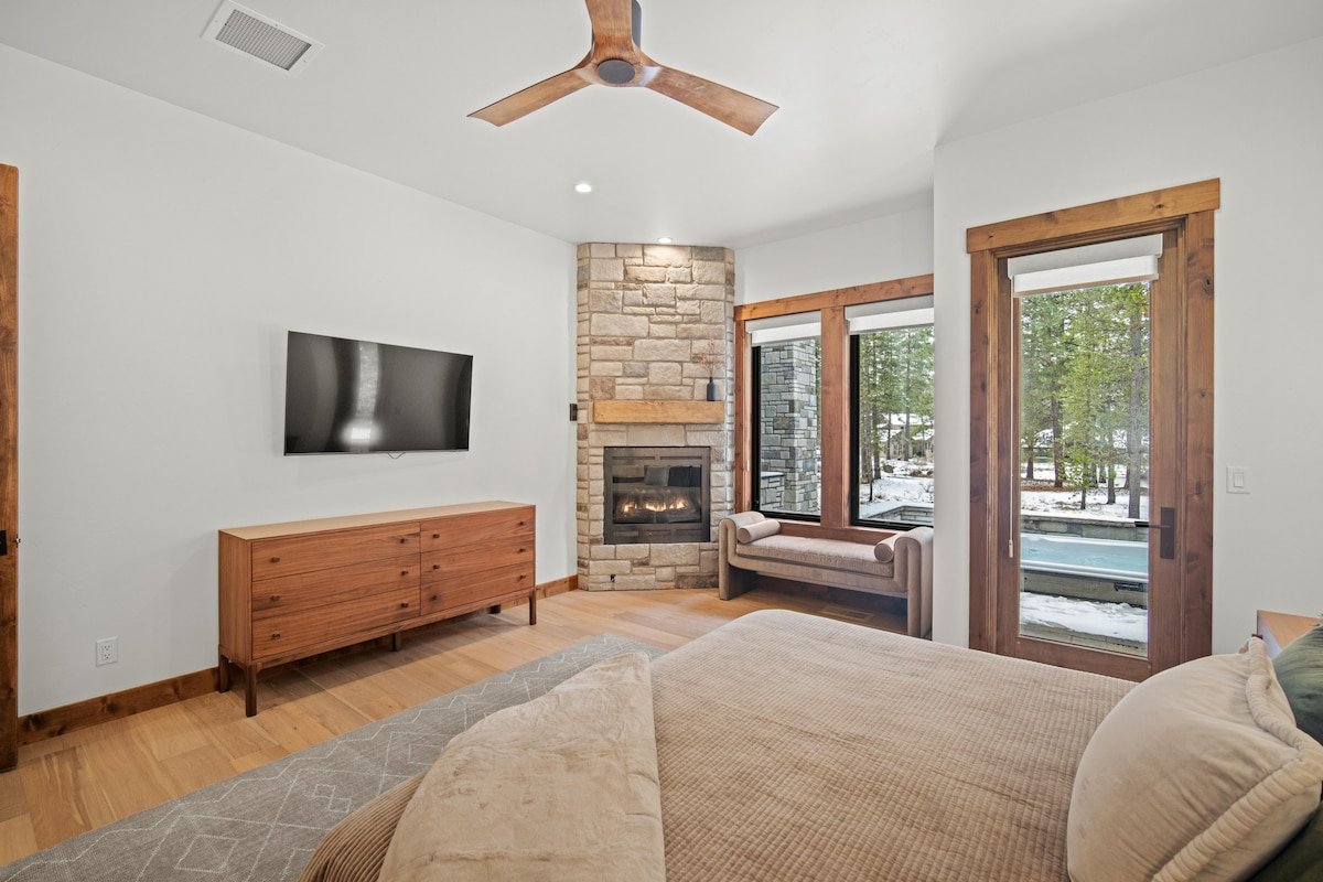 Luxe Caldera Lodge | Hot Tub, BBQ & Game Room gallery image 5