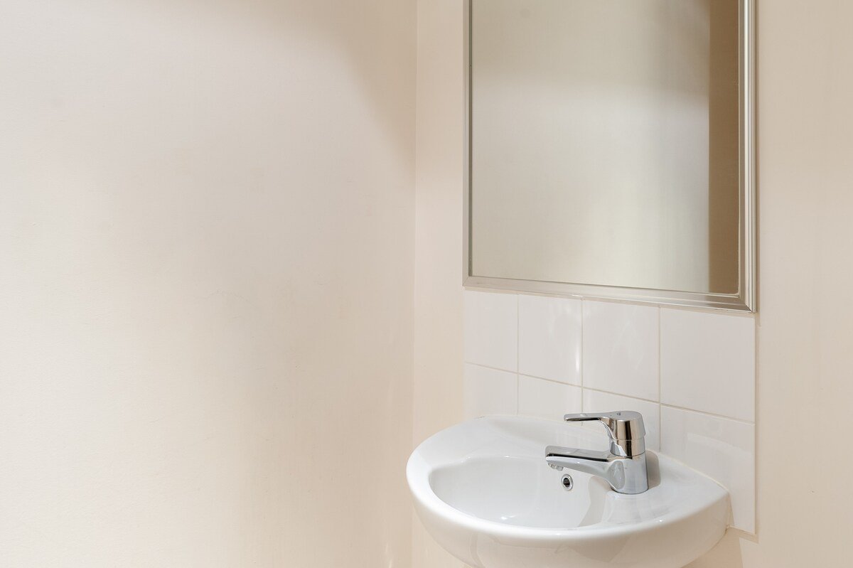 Incredible Family Apt W/spa Bath and Private Garden. gallery image 3