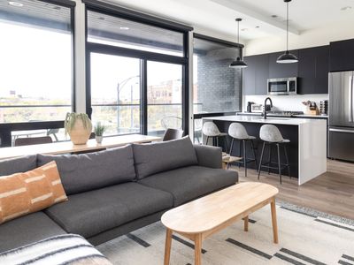 Luxury Apartment Private Terrace | Lincoln Park