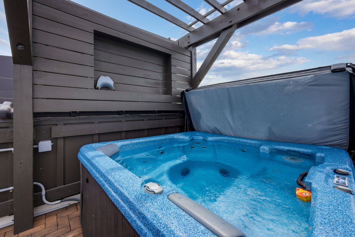 Two Townhomes | Double the Fun for Large Groups! gallery image 3