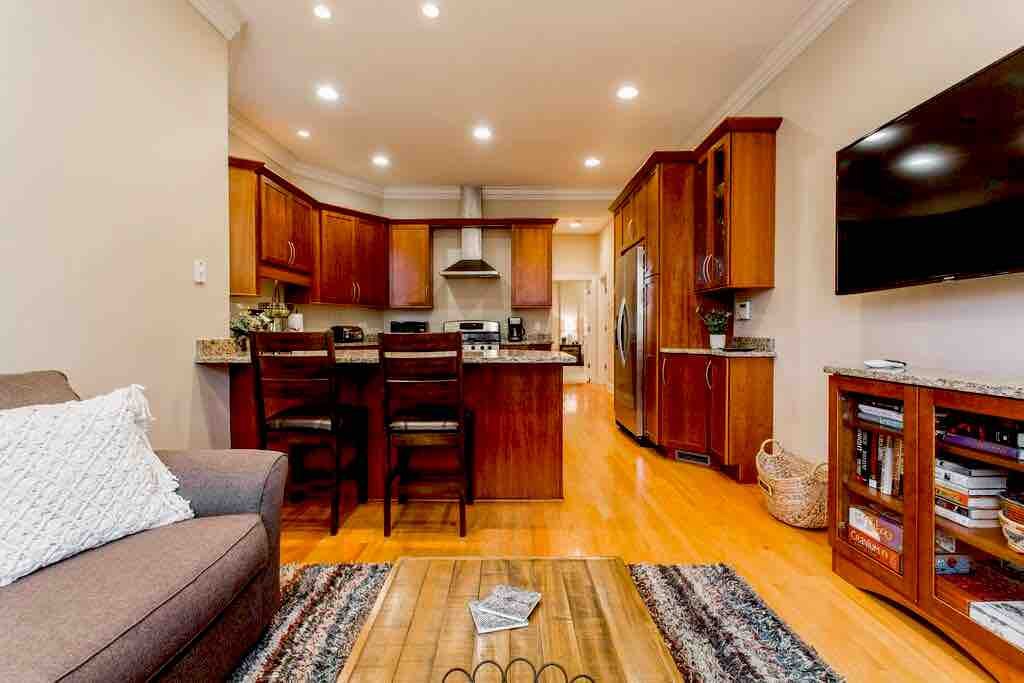 The Wrigleyville Deluxe -Steps from Wrigley Sleeps 10 gallery image 4