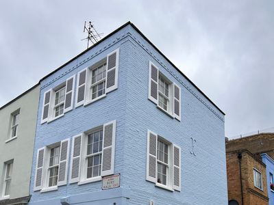 Picturesque Chelsea Blue House – 3 Bedroom