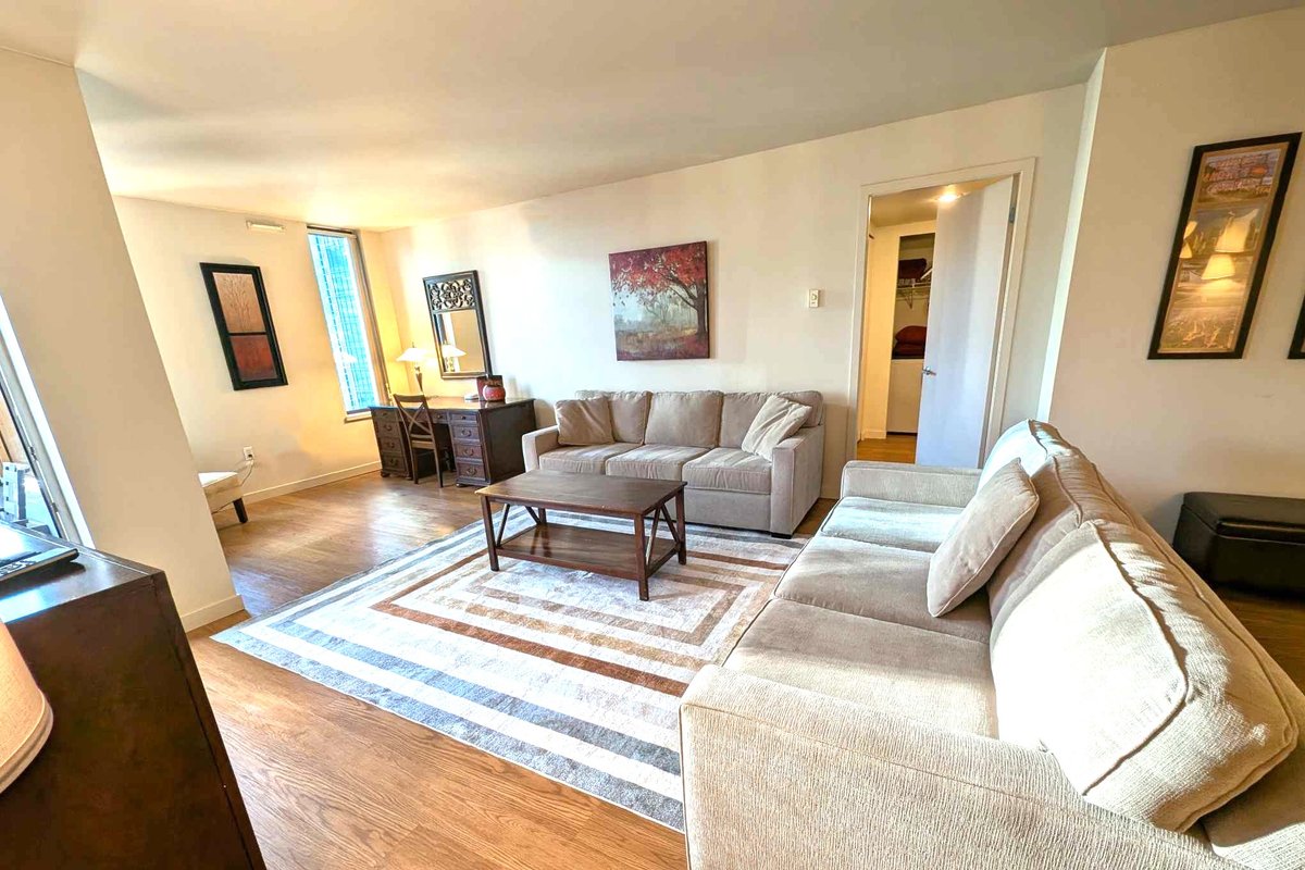 2-bdrm + den (sleeps 8, 6 ad max) at Harbor Steps!