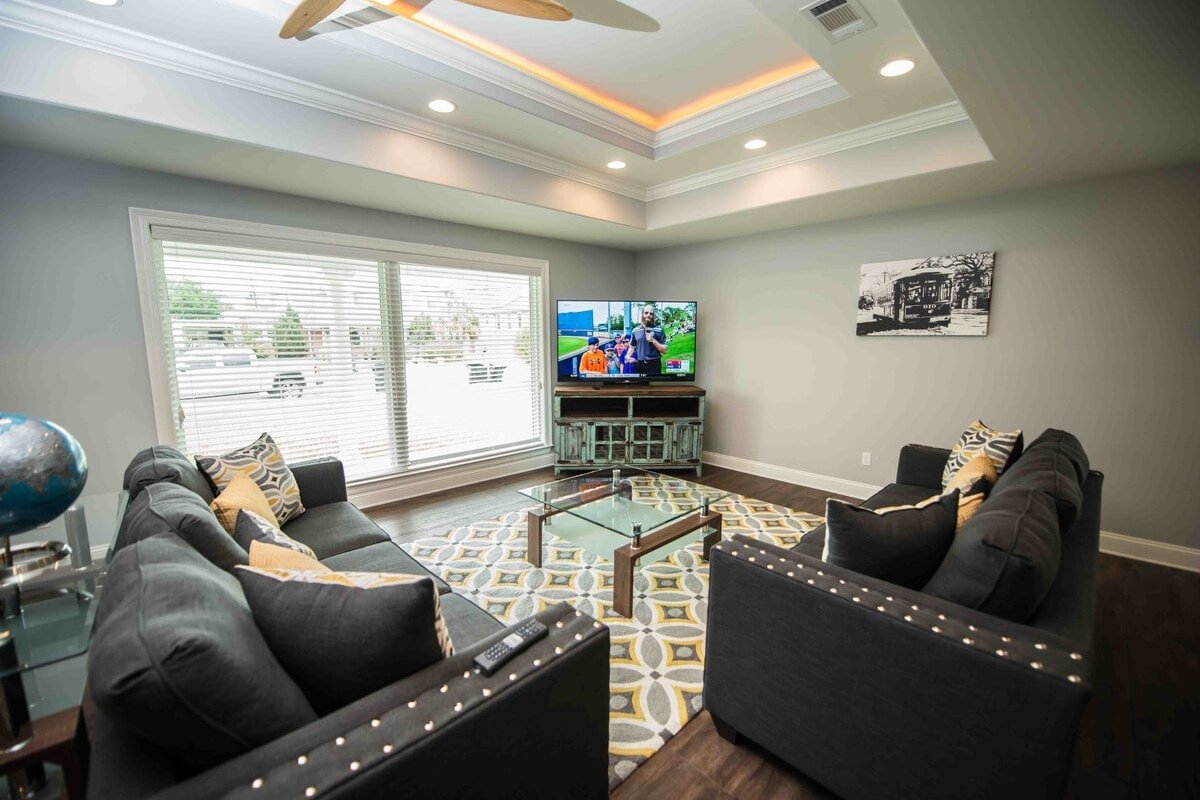 Modern Home with Pool Table and Projector gallery image 4