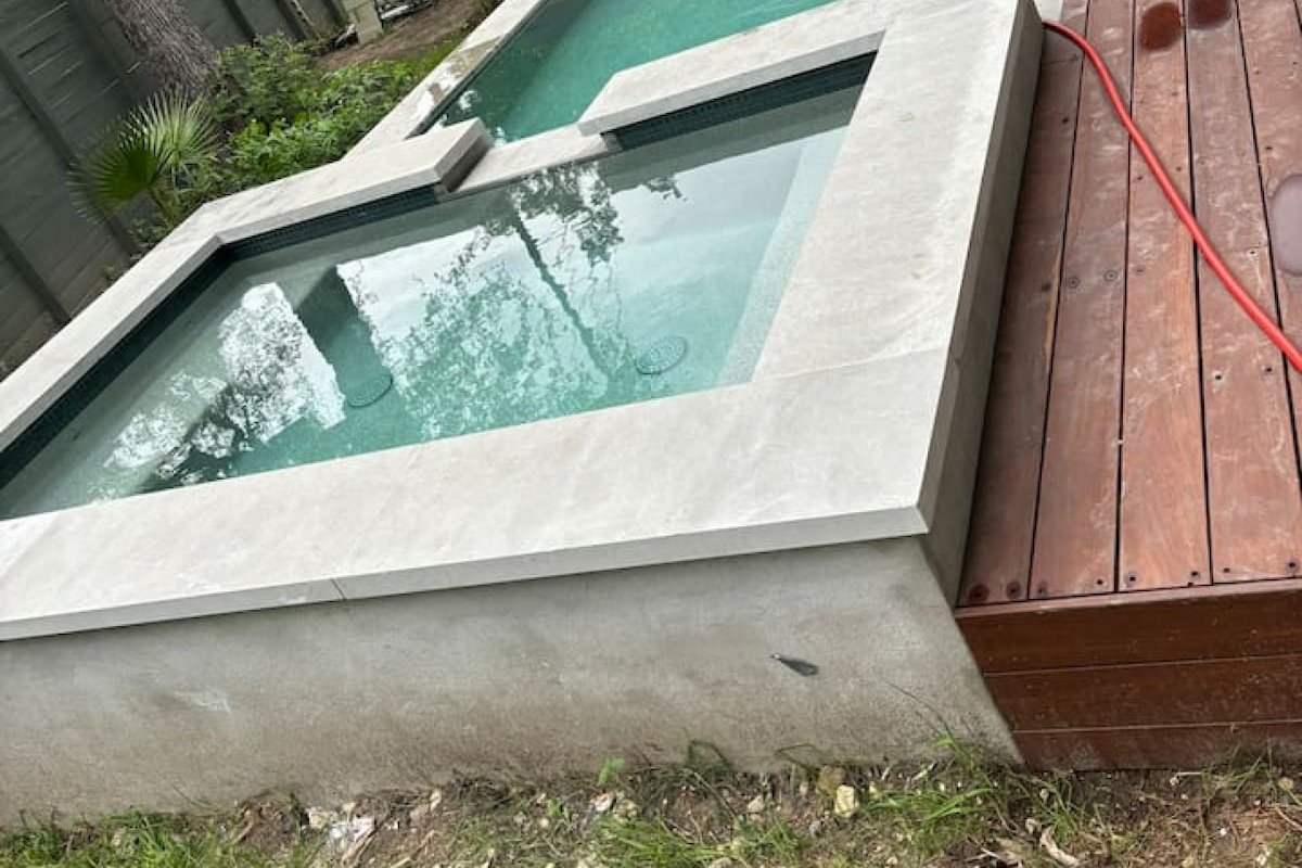 Downtown 6 bedroom house with pool. Walk to ACL gallery image 4