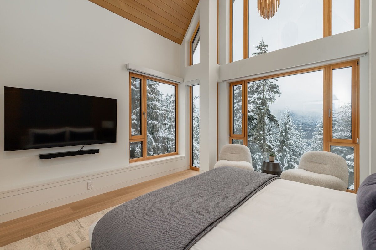 Luxury 6BR Ski-In/Out Estate|Private Hot tub/Sauna gallery image 3