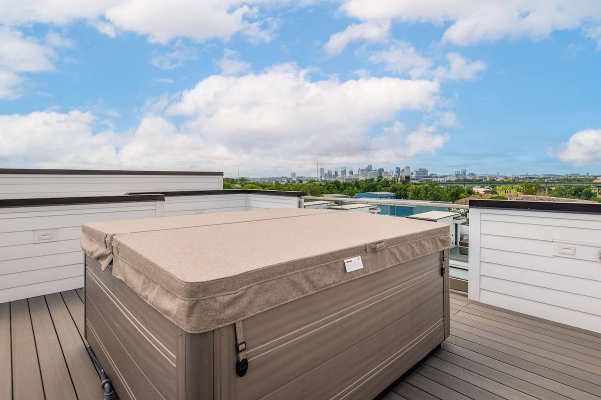 Howdy Honey! 8 Beds ~ Hot Tub ~ 3 mil to Broadway gallery image 4