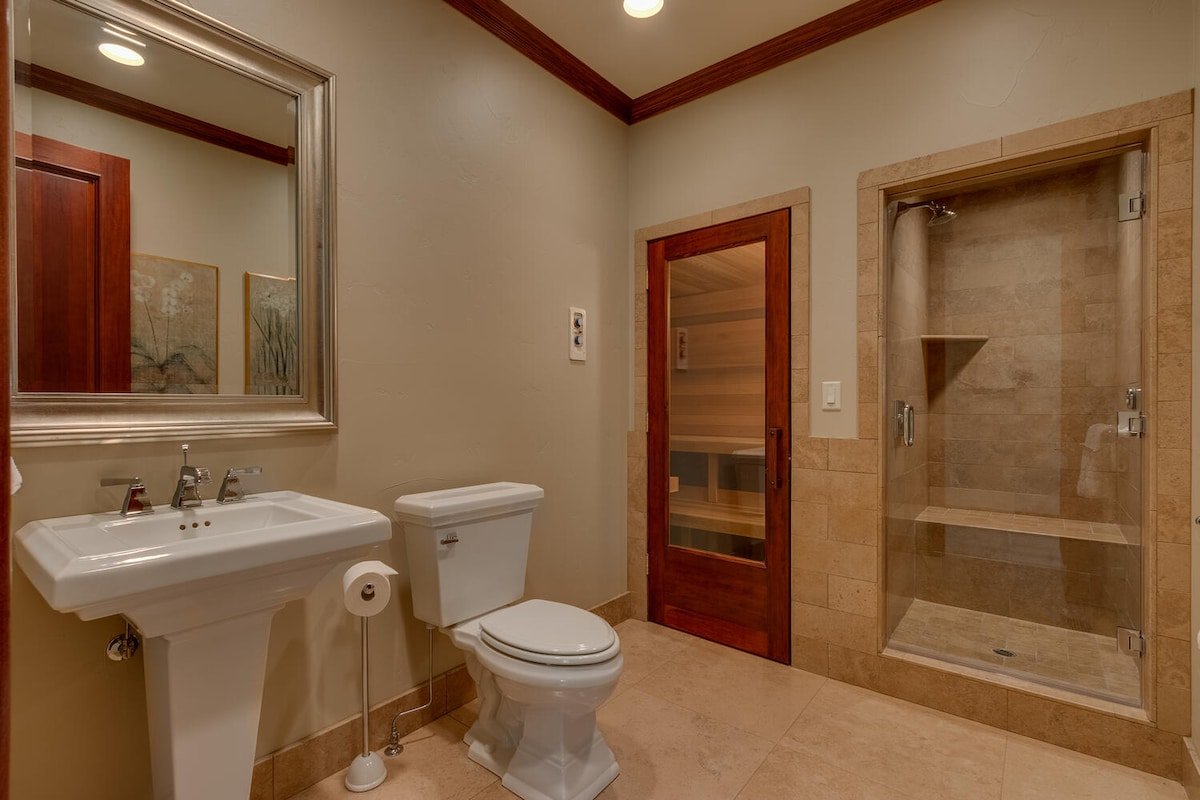 Sierra Sunset Estate – Lakefront – TLUXP gallery image 3