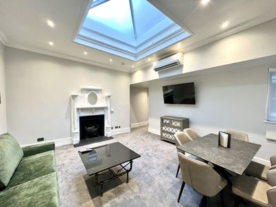 3 bed/3 Bath Modern Flat, Patio, Sky TV, AC