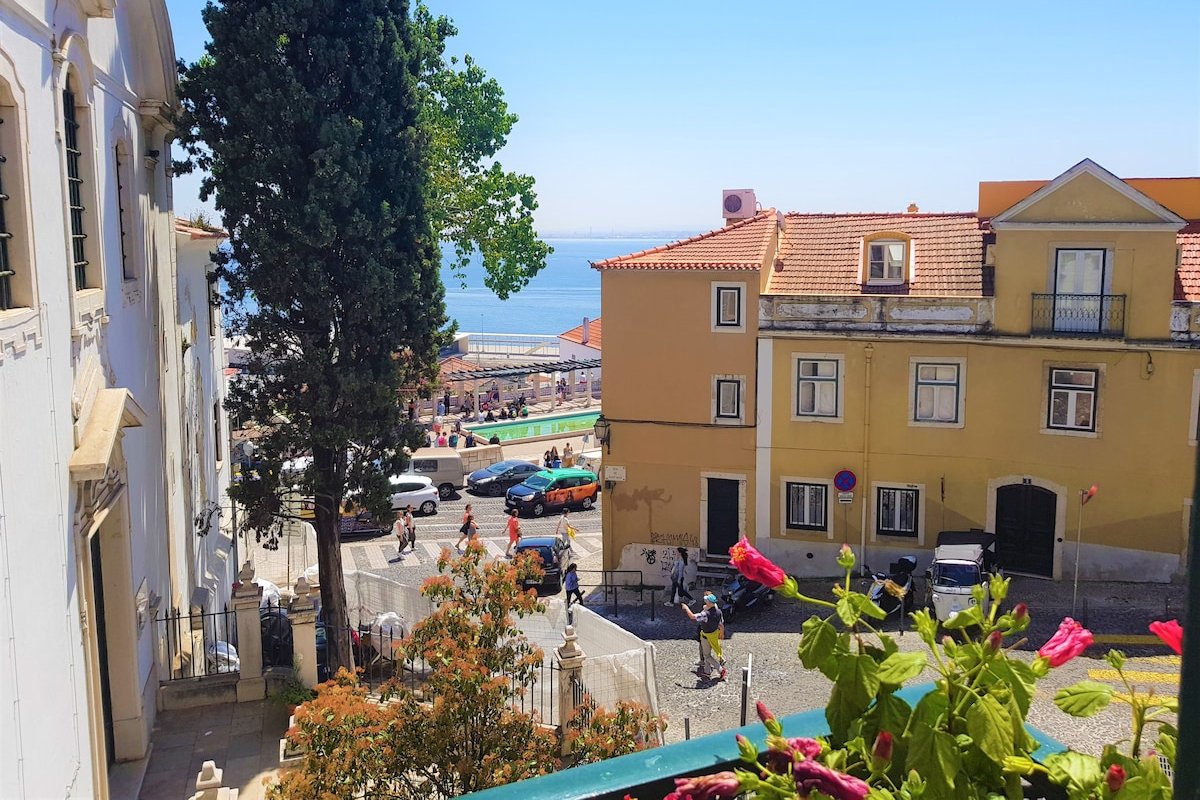 Apartment with Terrace and River View in Alfama gallery image 2