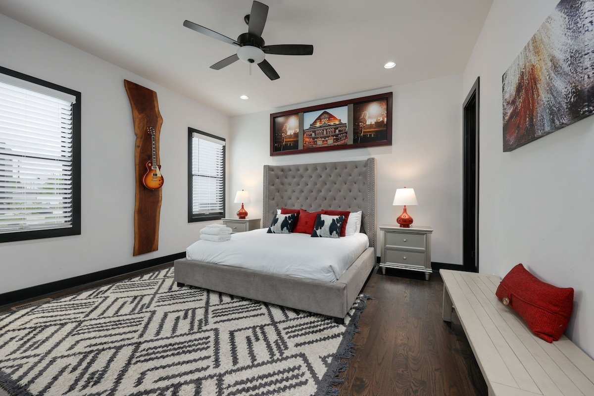 Two Townhomes | Enjoy the Hot tub and City Views! gallery image 5