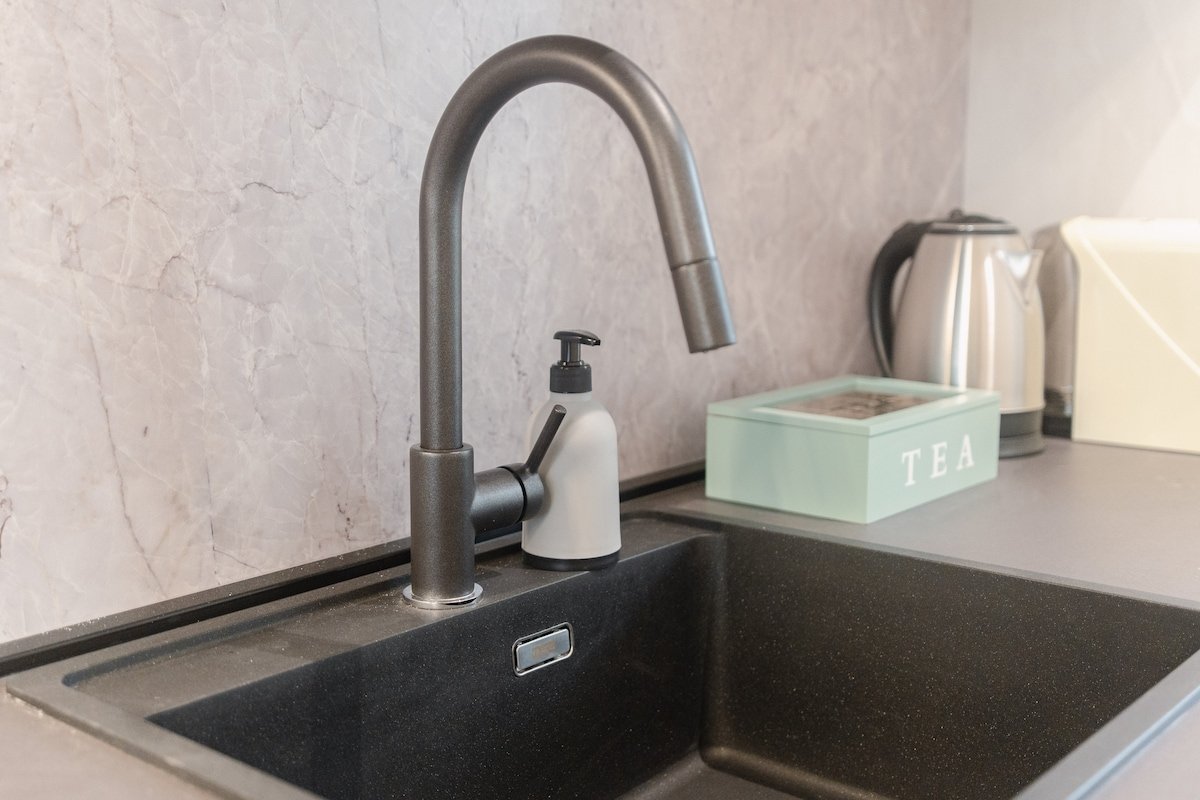 Bright & Modern 4 bedrooms Apartment in Center gallery image 5