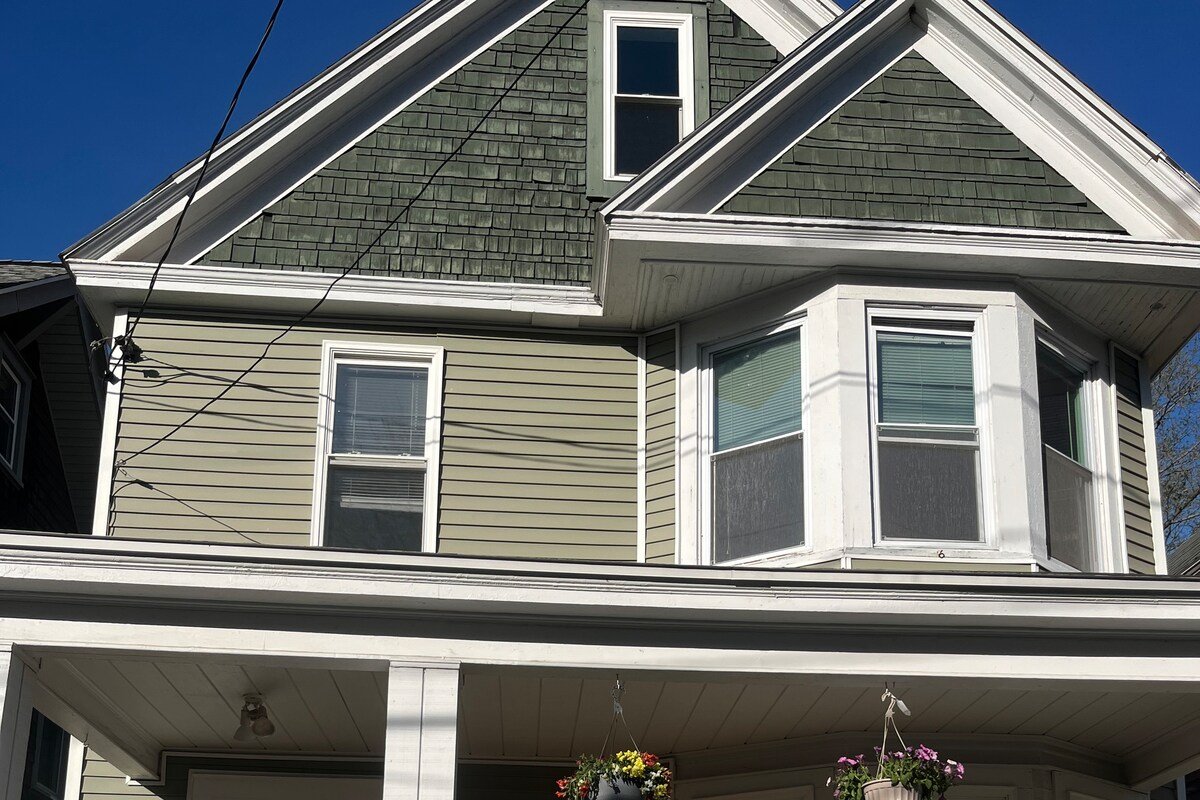 Beautiful 5 bedrm , 3.5 bathroom, private parking gallery image 2