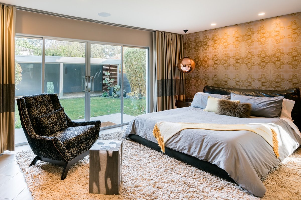 Luxurious Retreat on Extra-Large Lot near Stanford gallery image 3