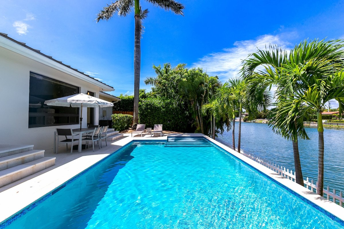 Luxury Lake House Blocks from the Beach! gallery image 3