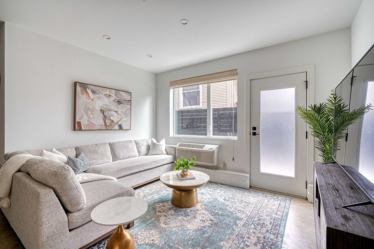 Luxury 3BR Condo – Alberta & Mississippi Eats gallery image 5