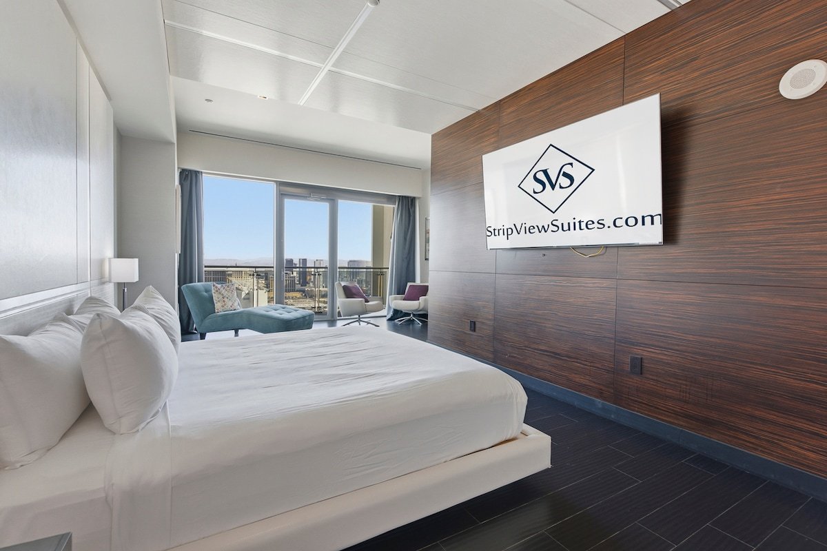 PH5704 Penthouse | Pool & Poker Table | Strip View gallery image 4