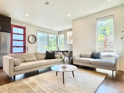 Modern 3B2B near CapHill w Rooftop