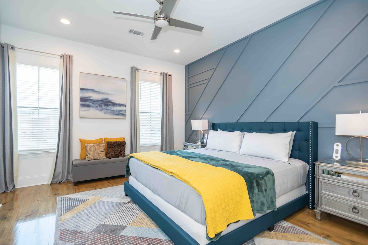 Walk to French Quarter from Modern home gallery image 2