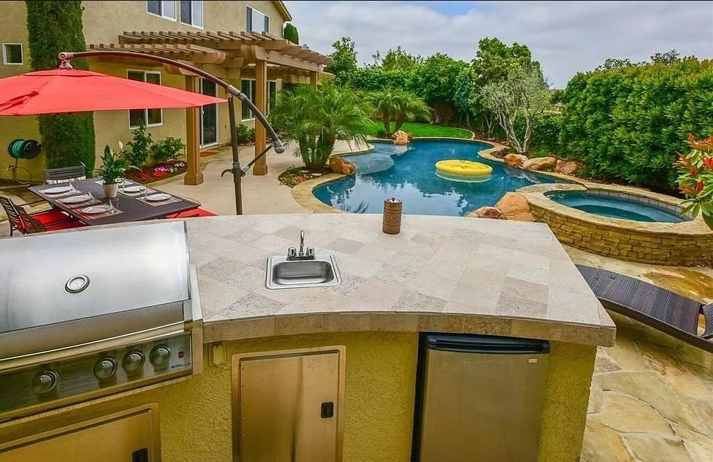 5 bdr home: heated pool/spa, outdoor bar & grill gallery image 2