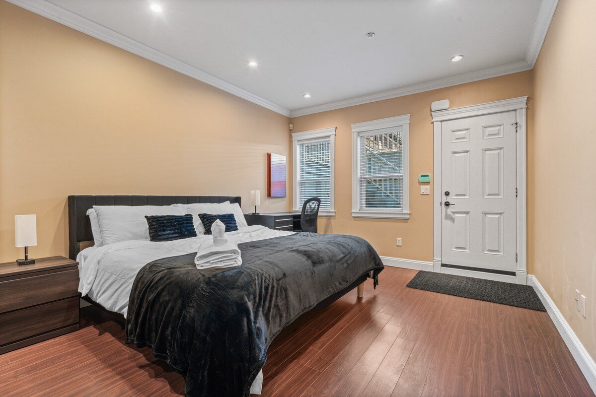 Luxurious Spacious Retreat 11min to Downtown gallery image 5