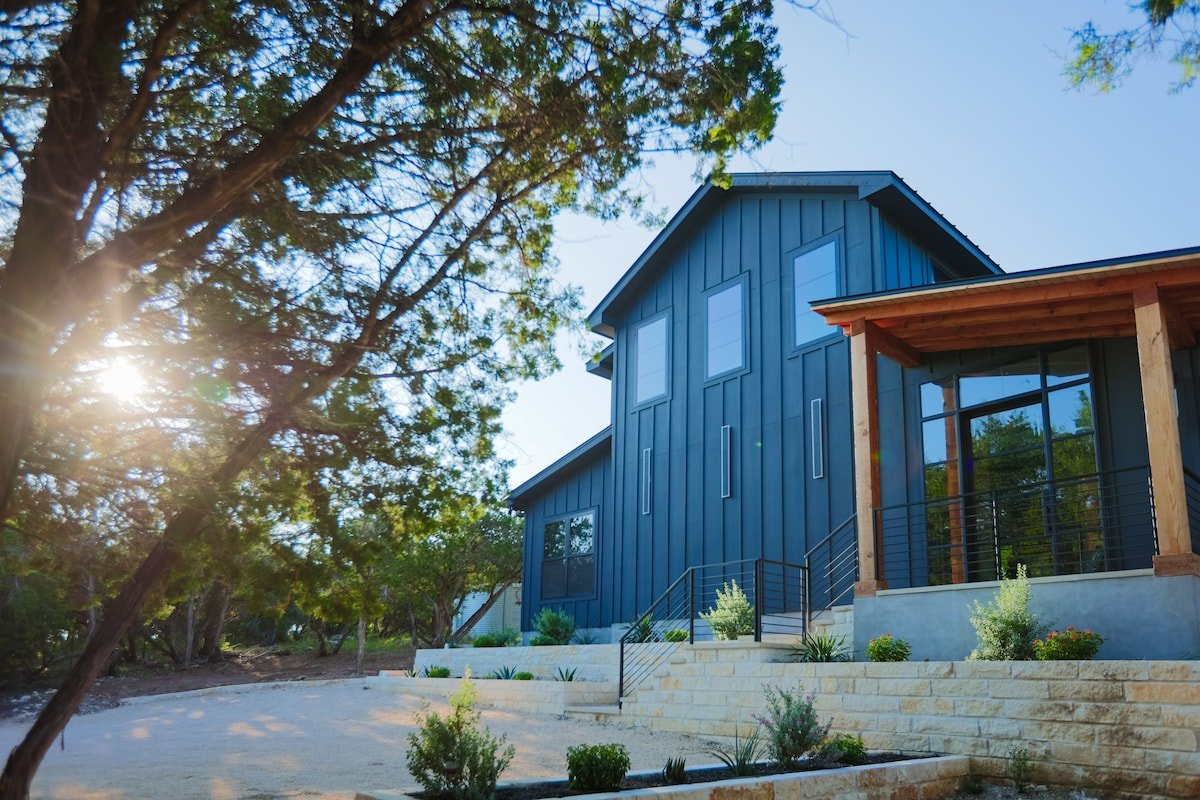 20 mins to downtown/Cowboy Pool /Hot Tub/Sleeps 12 gallery image 5