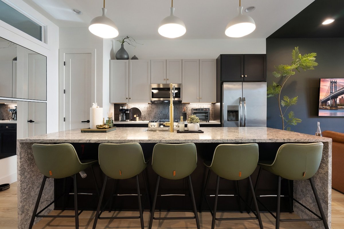 Luxury| Hot Tub| 9 Beds| Mins to Broadway gallery image 5