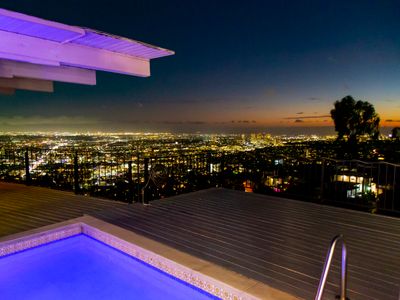 Hollywood Hills jetliner views among the stars