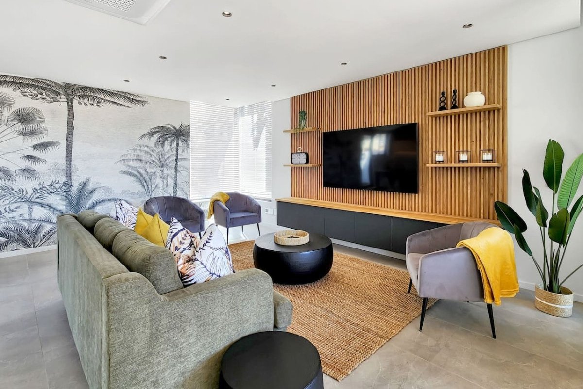 Spacious Duplex Penthouse Easy Walk to The Prom gallery image 5