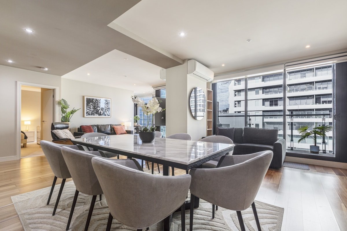 Penthouse style 4brmx4bath apt gallery image 2