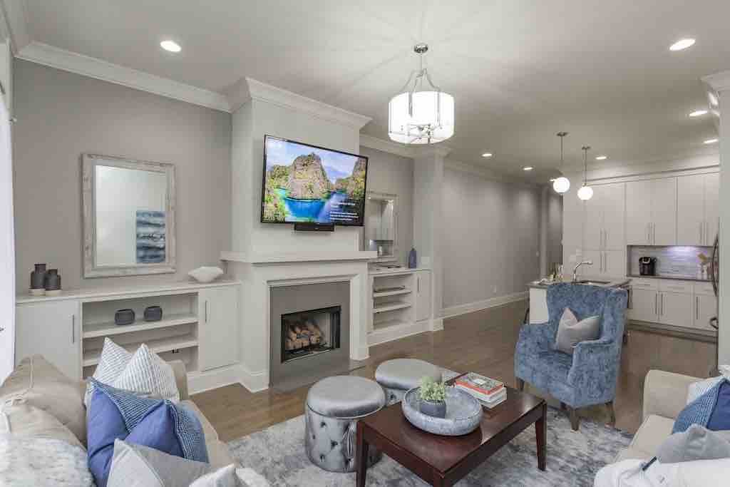 The City House – 1 mile to Broadway/Sleeps 12! gallery image 4