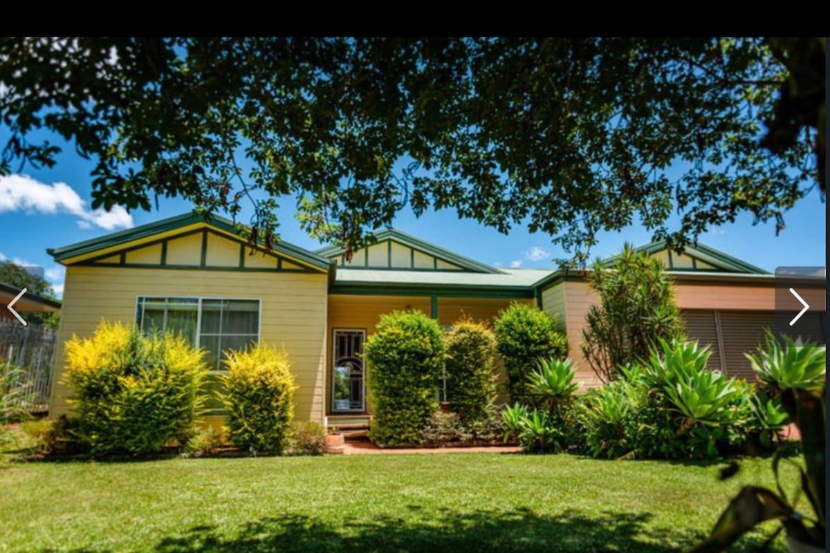 5 Bedroom house with a pool, deck and amazing view gallery image 3