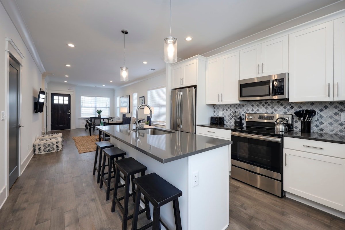 Two Gorgeous Homes- 20 Guests- Amazing Location gallery image 4