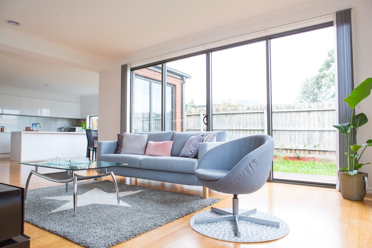 Spacious home with Netflix, Wifi+parking+workspace gallery image 3