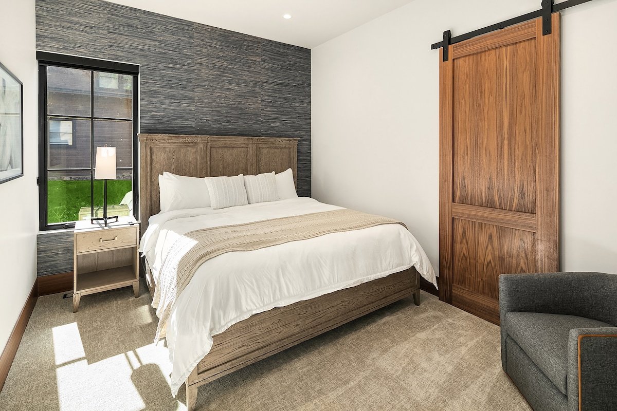 Lavish 7br Golf Getaway! 12th Man Gameroom-Hot Tub gallery image 3