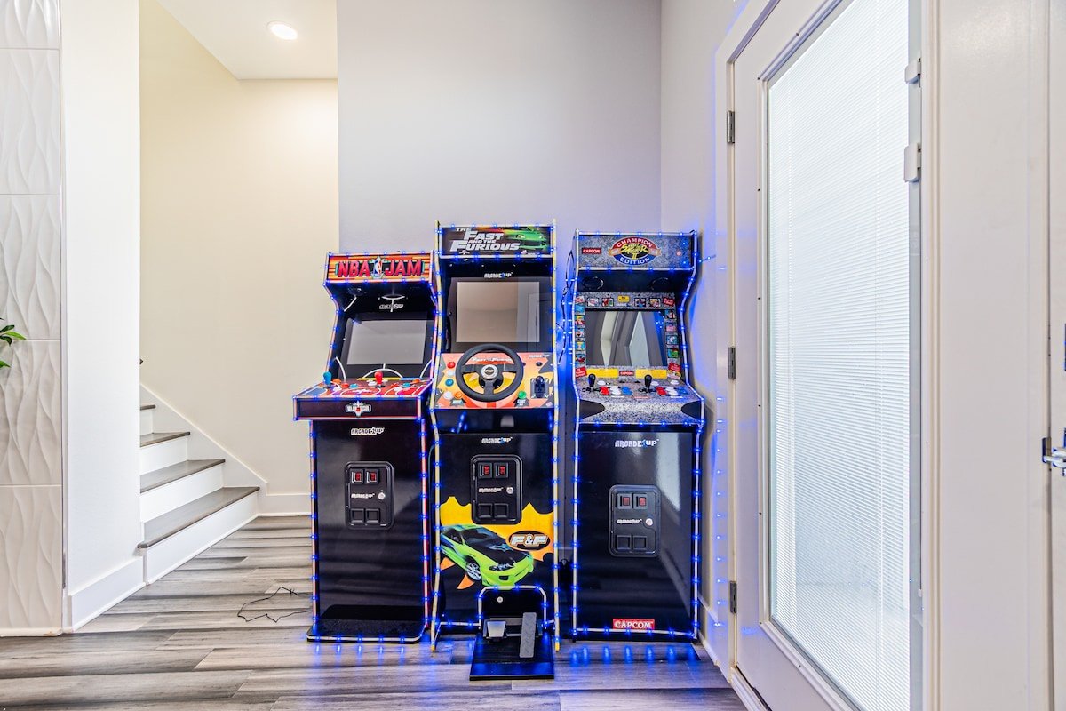 ContempoCasa•Designer Gem w/hottub, FREE game room gallery image 5