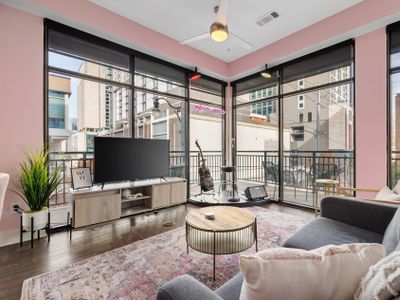 Country’s COOL Again| Corner Unit! Broadway! POOL!