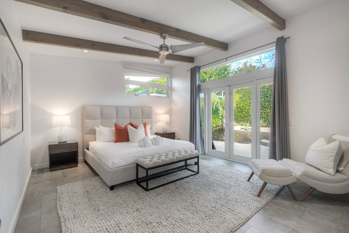 Luxury Retreat | Hot Tub, Fire Pit, BBQ, Ping Pong gallery image 2