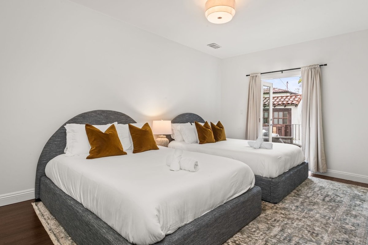 Lux La Brea Home gallery image 3