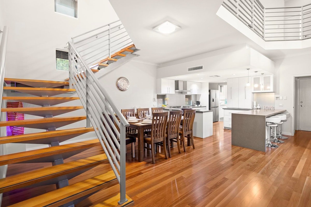 On the city doorstep! – A rare stand-alone house! gallery image 3